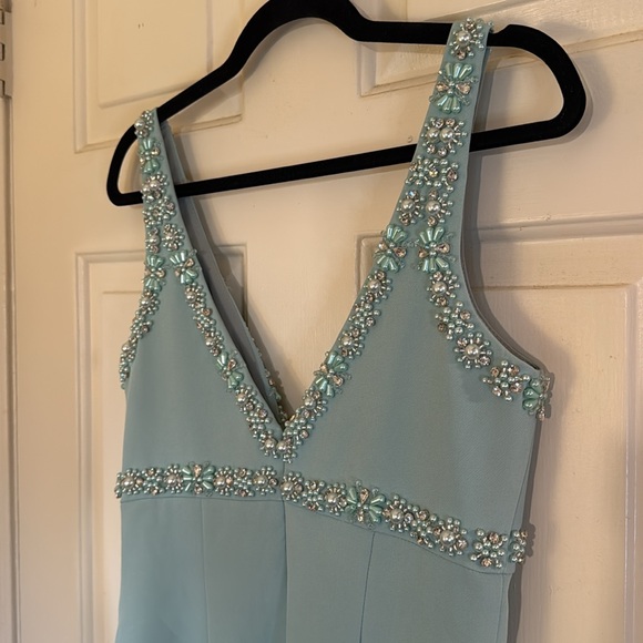 MAC DUGGAL
Green Crepe Fitted Midi Dress With Bow And Beaded Trim - Picture 10 of 15